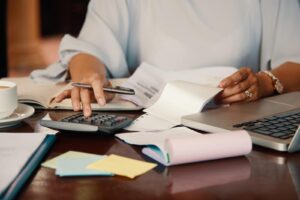 Entrepreneur Working With Bills (2) - Migracon Contabilidade e Assessoria